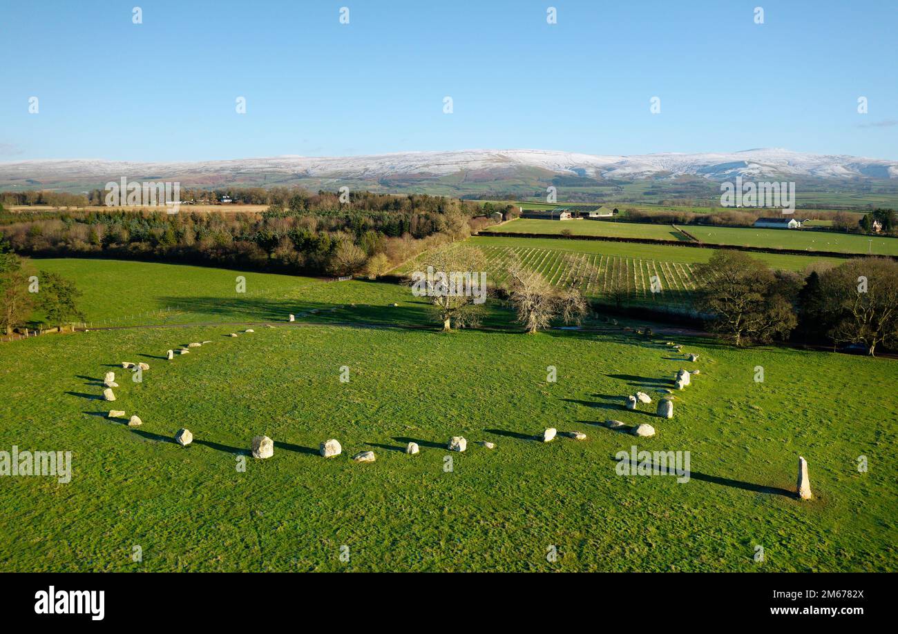 Long Meg und ihre Töchter haben einen Steinkreis. Prähistorisches neolithisches Denkmal. Langwathby, Cumbria, Großbritannien. S.E. über Eden Valley bis schneebedeckte Pennines Stockfoto