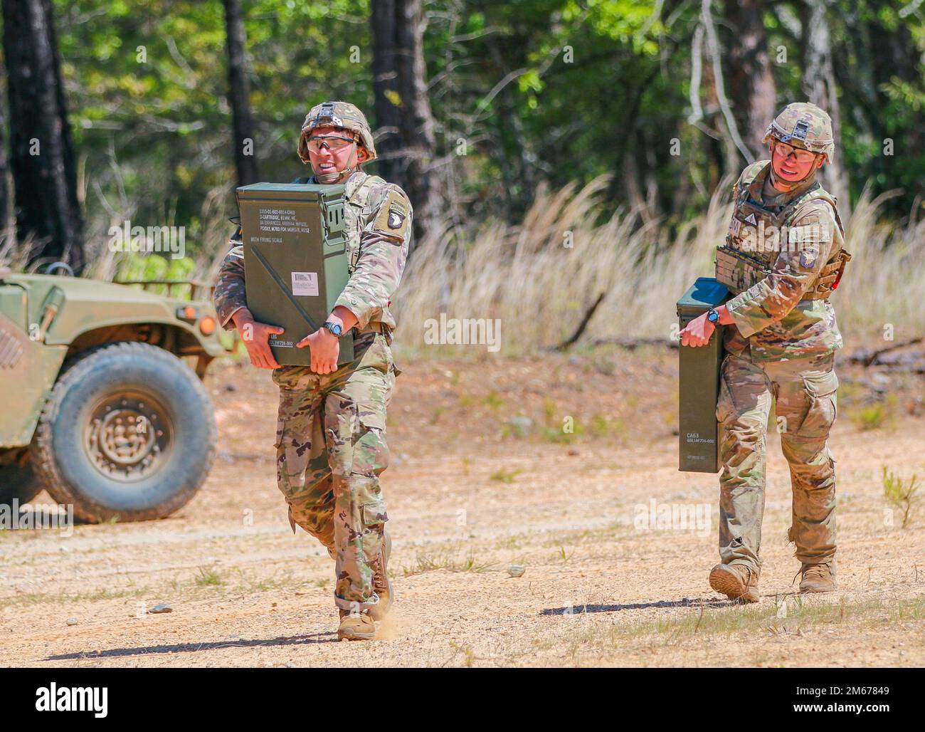 1. LT. John Greer (Back) und 1. LT. Nicholas Chatel, 1-502. Infanterie-Regiment, 2. Brigade-Kampfteam, 101. Luftangriff, transportiert Munitionsdosen beim Best Ranger Competition 10. April 2022 in Fort Benning, Ga Die Munitionsdosen sollen die Soldaten körperlich schwächen, bevor sie auf den Schießstand schießen, um die körperliche Ausdauer der Soldaten zu testen. Stockfoto