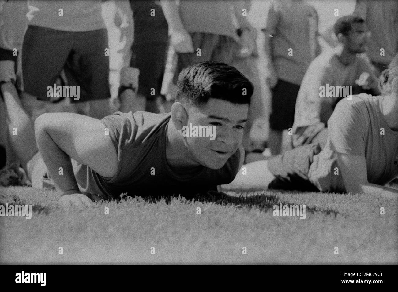 USA Marine Corps Lance CPL. Hector Felix, ein Betreiber von Übertragungssystemen bei der Communications Company, Combat Logistics Regiment 17, 1. Marine Logistics Group, bereitet sich auf ein Schubkarrennen vor, während eines Feldtreffens von CLR 17 im Camp Pendleton, Kalifornien, am 8. April 2022. Das Treffen wurde abgehalten, um die Moral und Kameradschaft des Regiments zu stärken. Stockfoto