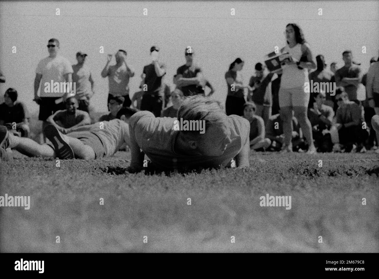 USA Marine Corps Lance CPL. Bailey Mattix, ein Betreiber von Übertragungssystemen bei der Communications Company, Combat Logistics Regiment 17, 1. Marine Logistics Group, bereitet sich auf die Teilnahme an einem Tauziehen während eines Feldtreffens von CLR 17 in Camp Pendleton, Kalifornien, am 8. April 2022 vor. Das Treffen wurde abgehalten, um die Moral und Kameradschaft des Regiments zu stärken. Stockfoto