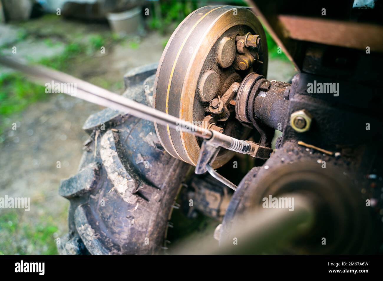 Hinter der Traktorrolle mit zwei Riemen in Nahaufnahme. Traktor für die Landwirtschaft, Landmaschinen Stockfoto