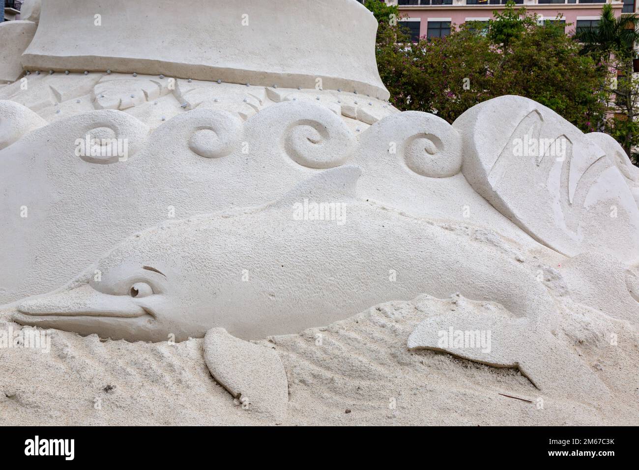 Eine Sandskulptur von Mark Mason und Team Sandtastic zeigt einen Delfin in West Palm Beach, Florida, USA. Stockfoto