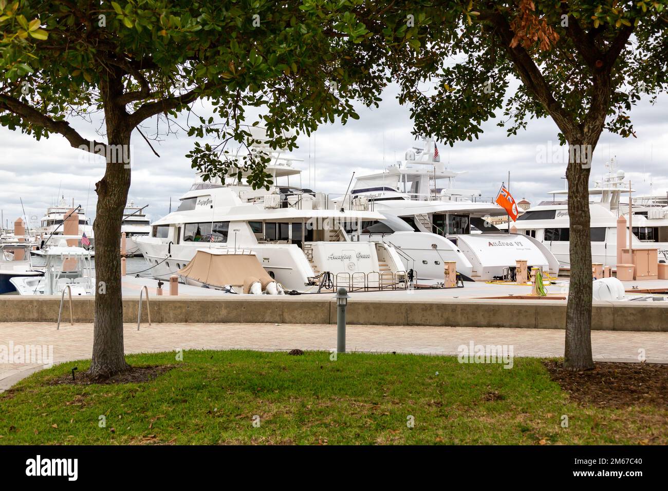 Die Yachten „Amazing Grace“ und „Andrea VI“ legen in der Palm Harbor Marina in der Lake Worth Lagoon in West Palm Beach, Florida, USA an Stockfoto