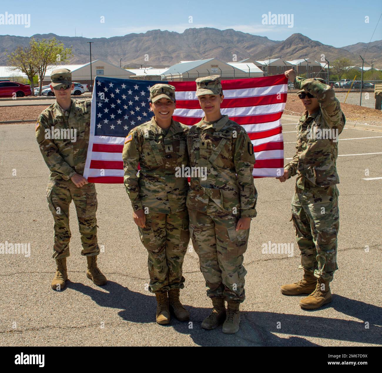 Specialist Leticia Batista wurde während einer Zeremonie in Fort Bliss, Texas, am 11. April 2022 in ihren aktuellen Rang befördert. Batista, Unit Supply Specialist, ist der 302. Maneuver Enhancement Brigade (MEB) zugewiesen und derzeit mobilisiert und der 647. Regional Support Group (RSG) in Fort Bliss, Texas, als Lagerangestellter der Klasse II angeschlossen. Stockfoto