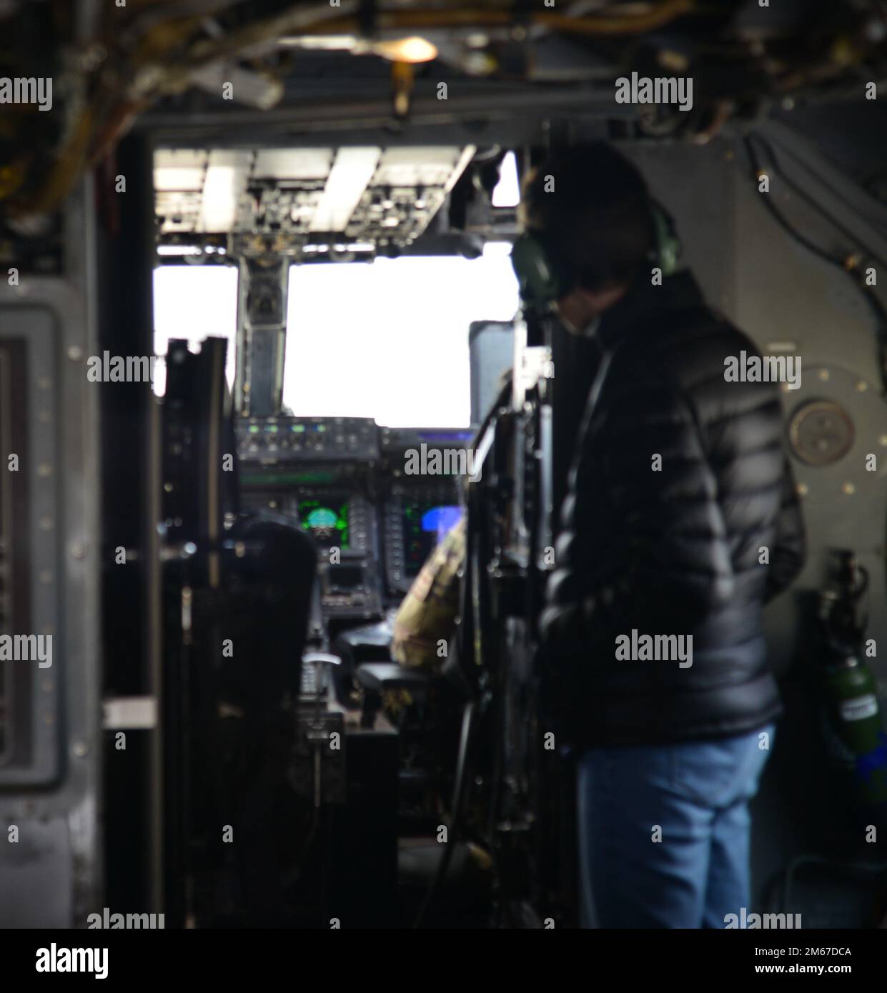 Vertical Magazine mitwirkende Redakteurin Elan Head, beobachtete die Vorflugkontrollen eines 71. Special Operations Squadron CV-22 Osprey. Das war Teil einer zweiwöchigen Dokumentation des 58. Special Operations Wing auf dem Luftwaffenstützpunkt Kirtland, New Mexico. 11. April 2022. Stockfoto