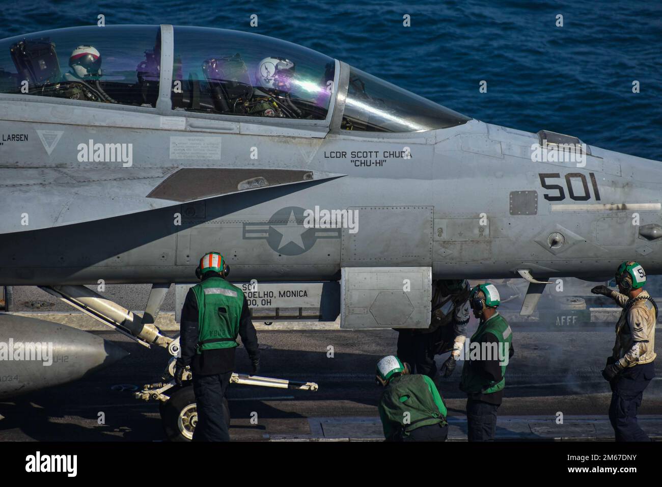 SEA OF JAPAN (11. April 2022) Seeleute bereiten einen EA-18G Growler vor, der den „Wizards“ des elektronischen Angriffsgeschwaders (VAQ) 133 zugeteilt wurde und auf dem Flugdeck des Flugzeugträgers USS Abraham Lincoln (CVN 72) der Nimitz-Klasse starten soll. Die Abraham Lincoln Strike Group befindet sich in einem geplanten Einsatz im US-7.-Flottenbereich, um die Interoperabilität durch Allianzen und Partnerschaften zu verbessern und gleichzeitig als einsatzbereite Truppe zur Unterstützung einer freien und offenen Region Indo-Pacific zu fungieren. Stockfoto