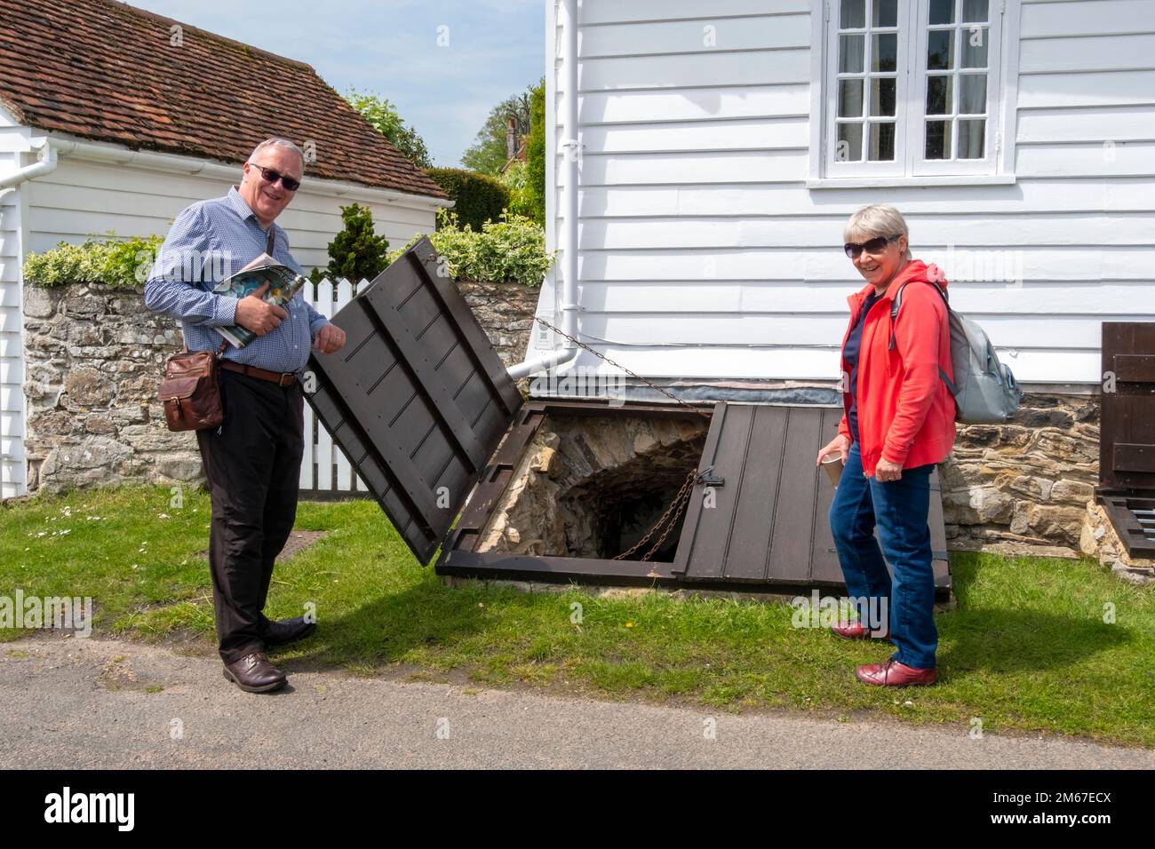Winchelsea East Sussex UK Besucher, die die offene Tür eines der 33 zugänglichen alten historischen Weinkeller im Dorf sehen, die gelegentlich für die Öffentlichkeit zugänglich sind Stockfoto