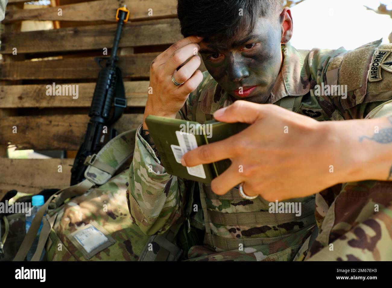 EIN US-AMERIKANISCHER Der Soldat der Armee malt sein Gesicht während der Tarnung und Signaltechnik in den USA Army Japan Expert Soldier Abzeichen Patrol Lane im Sagami General Depot, Japan April 12. Der erste ESB-Wettbewerb für die USA Army Japan wird nächste Woche stattfinden, da mehr als 140 Soldaten um die Chance kämpfen, das begehrte Abzeichen zu tragen. Der ESB, den ein Soldat durch die Erledigung von 30 Kriegeraufgaben verdienen kann, wurde 2017 gegründet, um allen Soldaten, die nicht in Infanterie und medizinischer Laufbahn sind, die Möglichkeit zu geben, ihre Kampfbereitschaft zu beweisen. Stockfoto