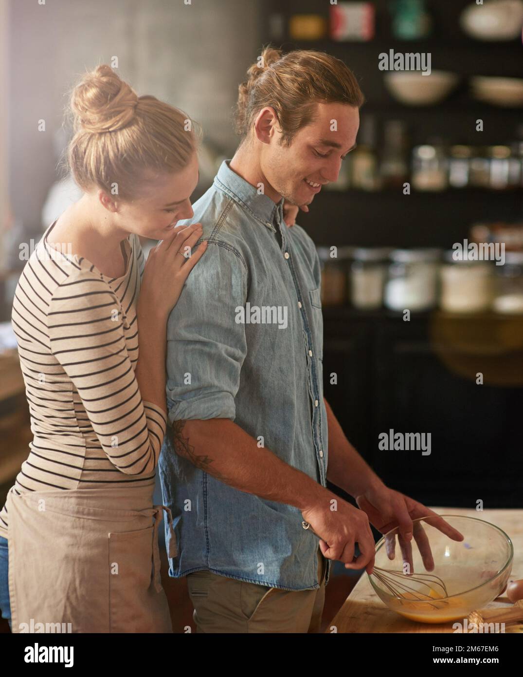 Es gibt keinen Liebesaufrichter als die Liebe zum Essen. Ein junges Paar, das sich in der Küche anfreundet. Stockfoto