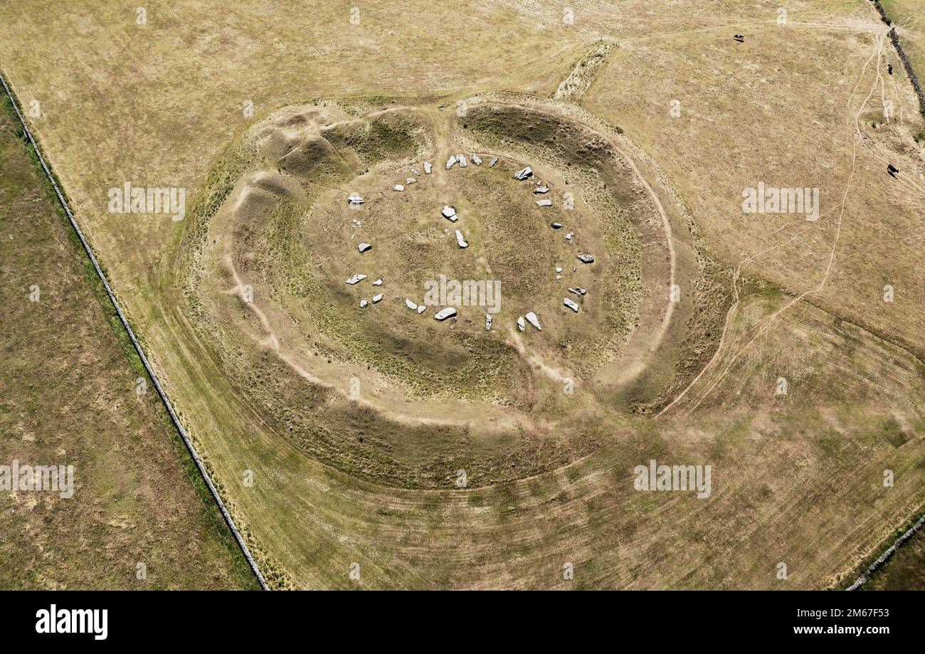 Arbow Low Neolithic henge and stone Circle und angrenzende Bowl Barrow auf Kalksteinbergen bei Bakewell, Derbyshire. Ausgetrocknete Sommertrockenheit Stockfoto