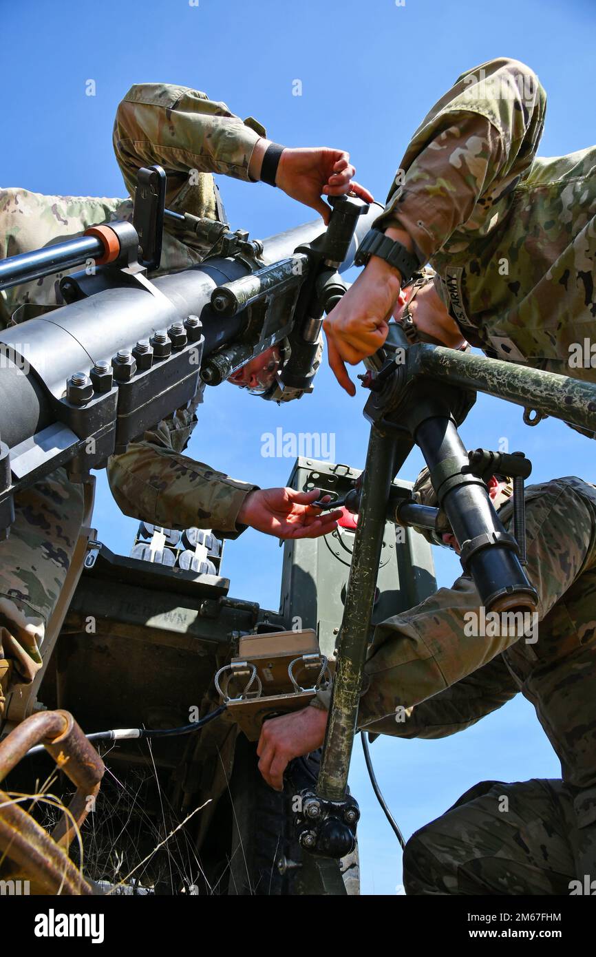 USA Fallschirmjäger des 1. Bataillons, des 503. Infanterie-Regiments, der 173. Luftwaffe, trainieren mit einem M120 120-mm-Mörsersystem am Dandolo Range in Pordenone, Italien, am 12. April 2022. Die 173. Brigade ist die USA Armee-Notfalleinsatztruppe in Europa, fähig, Einsatzkräfte überall in den USA zu projizieren Zuständigkeitsbereiche der Kommandos Europa, Afrika oder Zentralafrika. Stockfoto