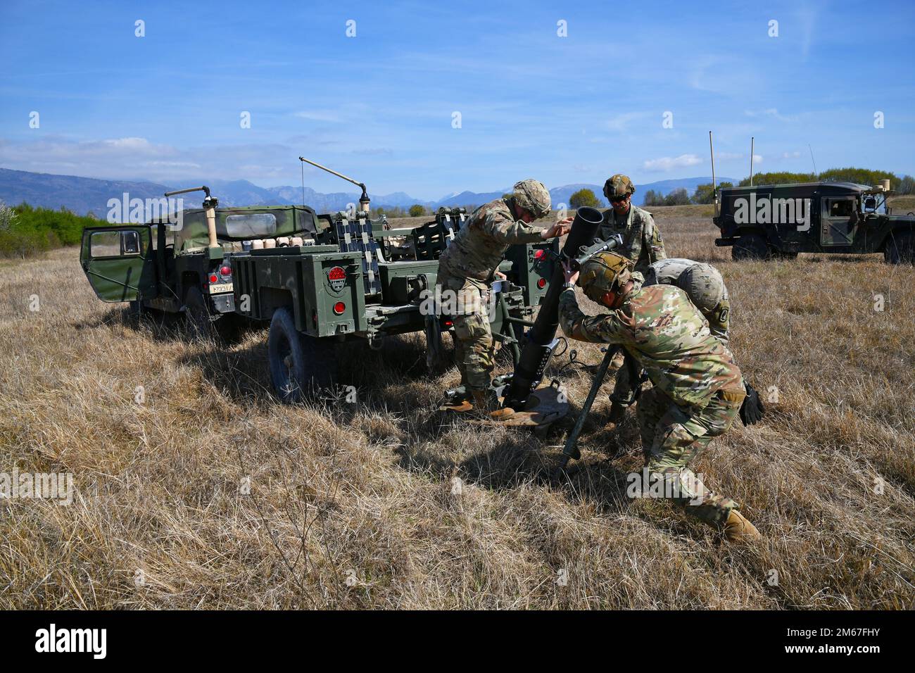 USA Fallschirmjäger des 1. Bataillons, des 503. Infanterie-Regiments, der 173. Luftwaffe, trainieren mit einem M120 120-mm-Mörsersystem am Dandolo Range in Pordenone, Italien, am 12. April 2022. Die 173. Brigade ist die USA Armee-Notfalleinsatztruppe in Europa, fähig, Einsatzkräfte überall in den USA zu projizieren Zuständigkeitsbereiche der Kommandos Europa, Afrika oder Zentralafrika. Stockfoto