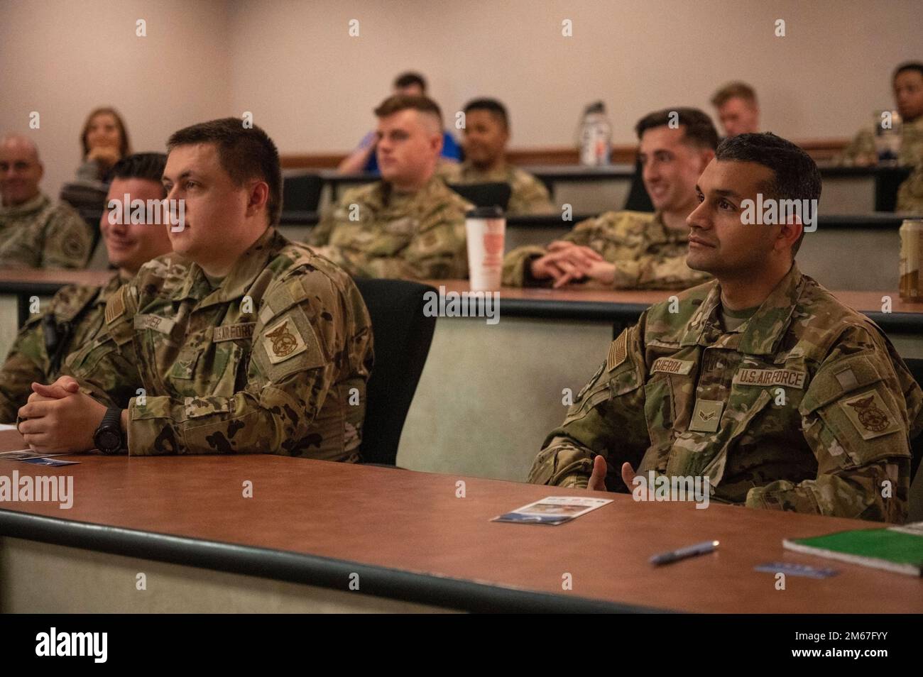 Feuerwehrleute, die der 19. Ziviltechniker-Staffel zugeteilt sind, nehmen am 12. April 2022 am Little Rock Air Force Base in Arkansas Teil, an einem Briefing des Air Force Wunded Warrior (AFW2)-Programms. Das AFW2-Programm bietet eine konzentrierte nichtmedizinische Versorgung und Unterstützung bei der Bekämpfung von Verwundeten, Kranken und Verletzten Flugzeugen und deren Familien, während sie sich erholen und wieder in den Dienst oder in das Zivilleben übergehen. Stockfoto