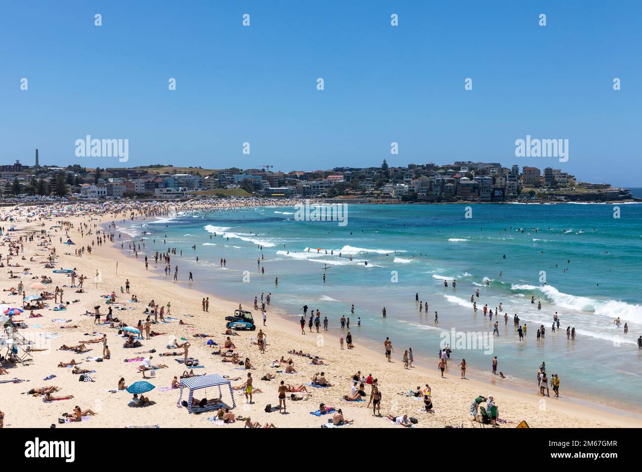 Sydney, Australien. 03. Januar 2023. Dienstag, 3. Januar 2023, wenn die Sommertemperaturen in Sydney auf 28 Grad steigen, strömen Urlauber und Einheimische zum beliebten Bondi Beach in Sydneys östlichen Vororten, um die Sonne in Sydney, Australien, zu genießen. Credit martin Berry @ alamy Live News. Kredit: martin Berry/Alamy Live News Stockfoto