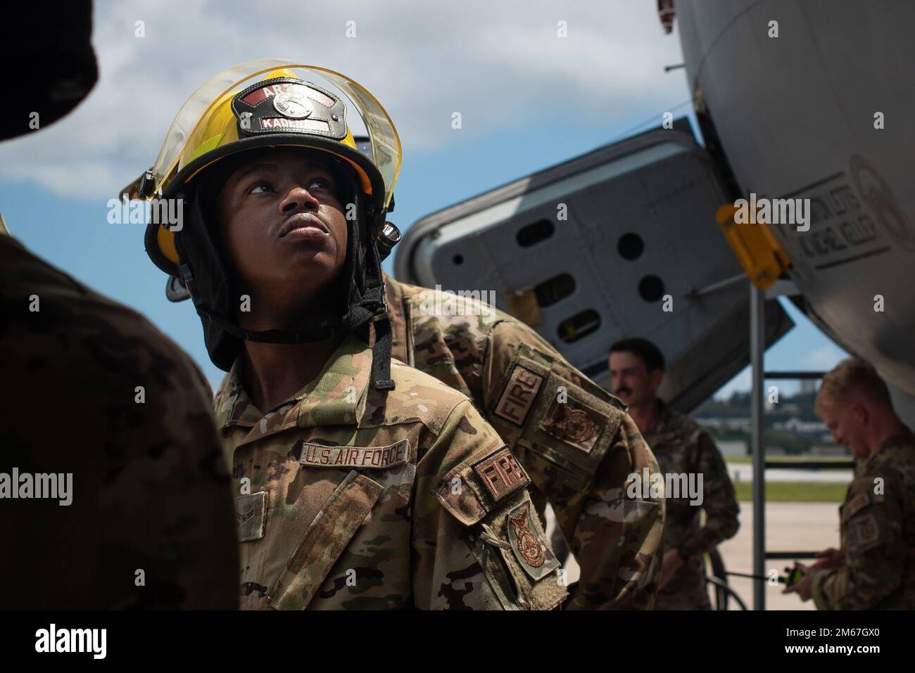 Airman 1. Class Mayo Arties, 18. Civil Engineer Squadron Fire Defighter, beobachtet während des Trainings am Kadena Air Base, Japan, am 12. April 2022, einen 18. CES-Feuerwehrmann auf einem 909. Air Tanken Squadron KC-135 Stratotanker Flügel. 18. die Feuerwehrleute der CES suchten bei einem simulierten Cockpit- oder Triebwerksbrand nach "nicht verbuchten Personen", um ihre Rettungs- und Wiederherstellungsfähigkeiten zu testen. Stockfoto