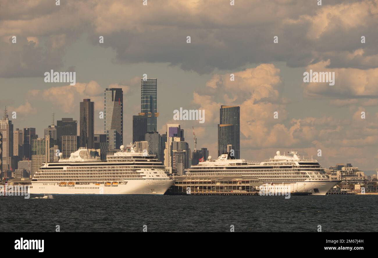 Kreuzfahrtschiffe legen am Station Pier in Port Melbourne an, mit der Skyline von Melbourne im Hintergrund. Stockfoto