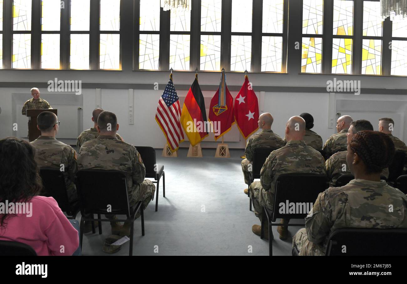 USA Generalmajor Gregory Brady, Befehlshaber des 10. Army Air and Missile Defense Command, spricht anlässlich der Verleihung der Saint Barbara's Award am 12. April 2022 in der Sembach Chapel, Deutschland. Die Auszeichnungen repräsentierten die Mitgliedschaft im Orden von St. Barbara, die schutzheilige der Artillerie. Stockfoto