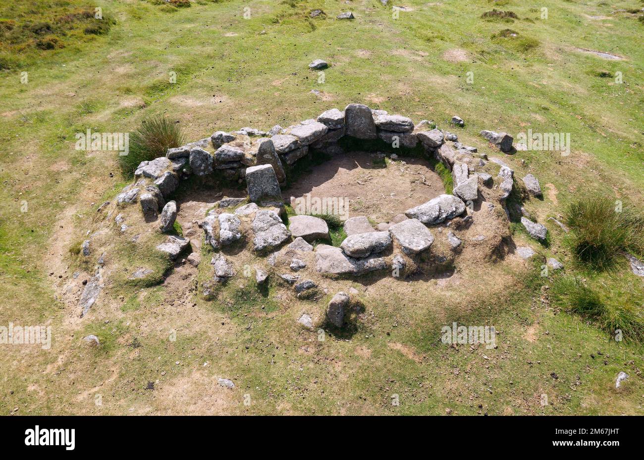 Grimspound Bronzezeit umschlossene Siedlung auf Dartmoor nördlich von Widecombe im Moor. Innenraumantenne mit einem der über 24 Steinhüttenkreise Stockfoto