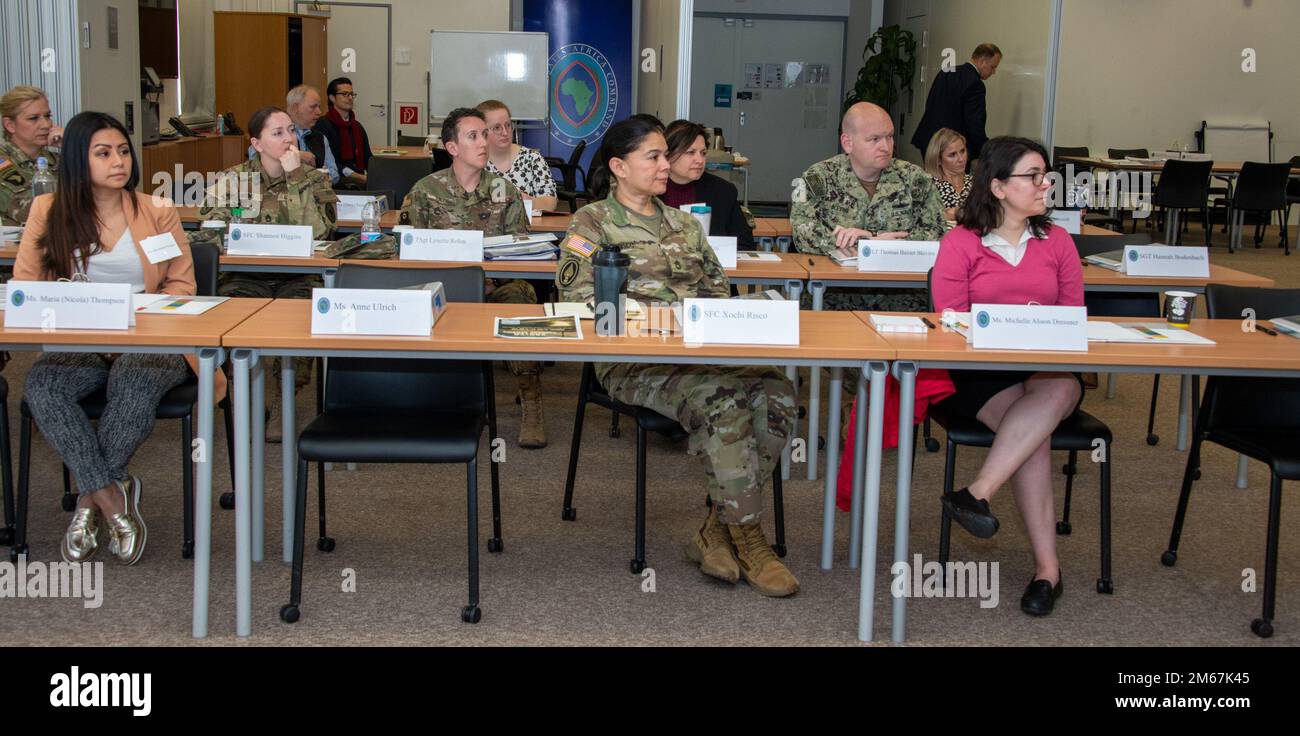 Teilnehmer des AFRICOM-Kurses „Frauen, Frieden und Sicherheit“ (WPS) auf Ebene 100 nehmen an einem Briefing in Kelley Barracks, Stuttgart, am 12. April 2022 Teil. Während des Kurses wurden die Teilnehmer geschult, um sich für die Integration der Geschlechterperspektive einzusetzen, Schulungen zu geschlechtsspezifischen Aspekten zu entwickeln und durchzuführen, die Datenerhebung zu überwachen und zu koordinieren und über Erfolge Bericht zu erstatten. Die Geschlechterperspektive im Zusammenhang mit WPS bezieht sich in der Regel auf den Prozess der Aufdeckung geschlechtsspezifischer Unterschiede, insbesondere darauf, wie die Behandlung als Mann oder Frau in der Gesellschaft die unmittelbaren Bedürfnisse und langfristigen Interessen einer Person prägt Stockfoto