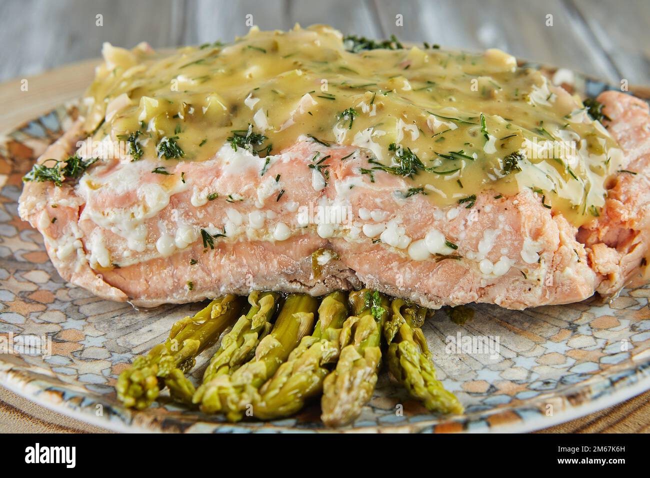 Lachsfilet in Remoulade-Sauce in Weißwein mit Spargel Stockfoto