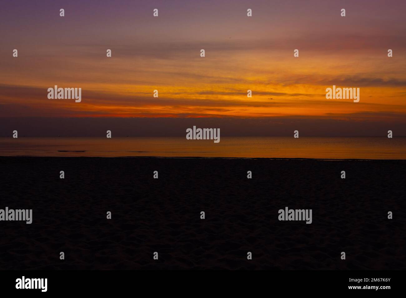 Wunderschöne Silhouette am Morgen vor Sonnenaufgang Ozean Asien Thailand Stockfoto