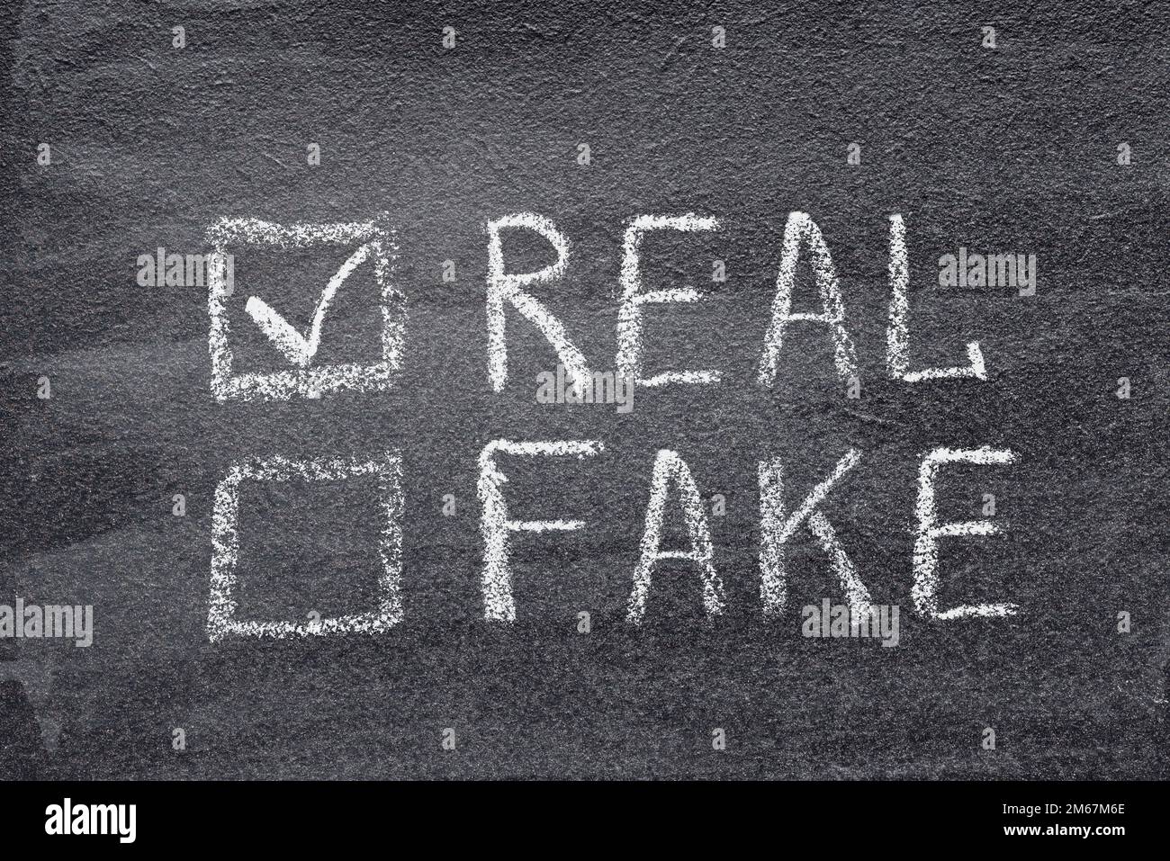 Reale oder falsche Kontrollkästchen auf dem Schwarzen Brett, das Wort "real" ist markiert Stockfoto