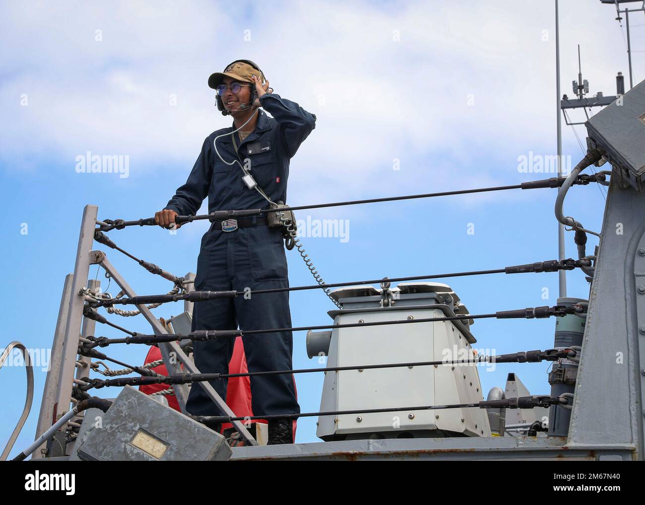 ATLANTIK (13. April 2022) – Seemann Ian Rodriguez beobachtet auf dem hinteren Raketendeck an Bord der Arleigh-Burke-Klasse-Guided-Missile Destroyer USS Porter (DDG 78), 13. April 2022. Porter, nach Rota, Spanien, ist derzeit in den USA im Einsatz Sechster Einsatzbereich der Flotte zur Unterstützung regionaler Verbündeter und Partner sowie nationaler Sicherheitsinteressen der USA in Europa und Afrika. Stockfoto