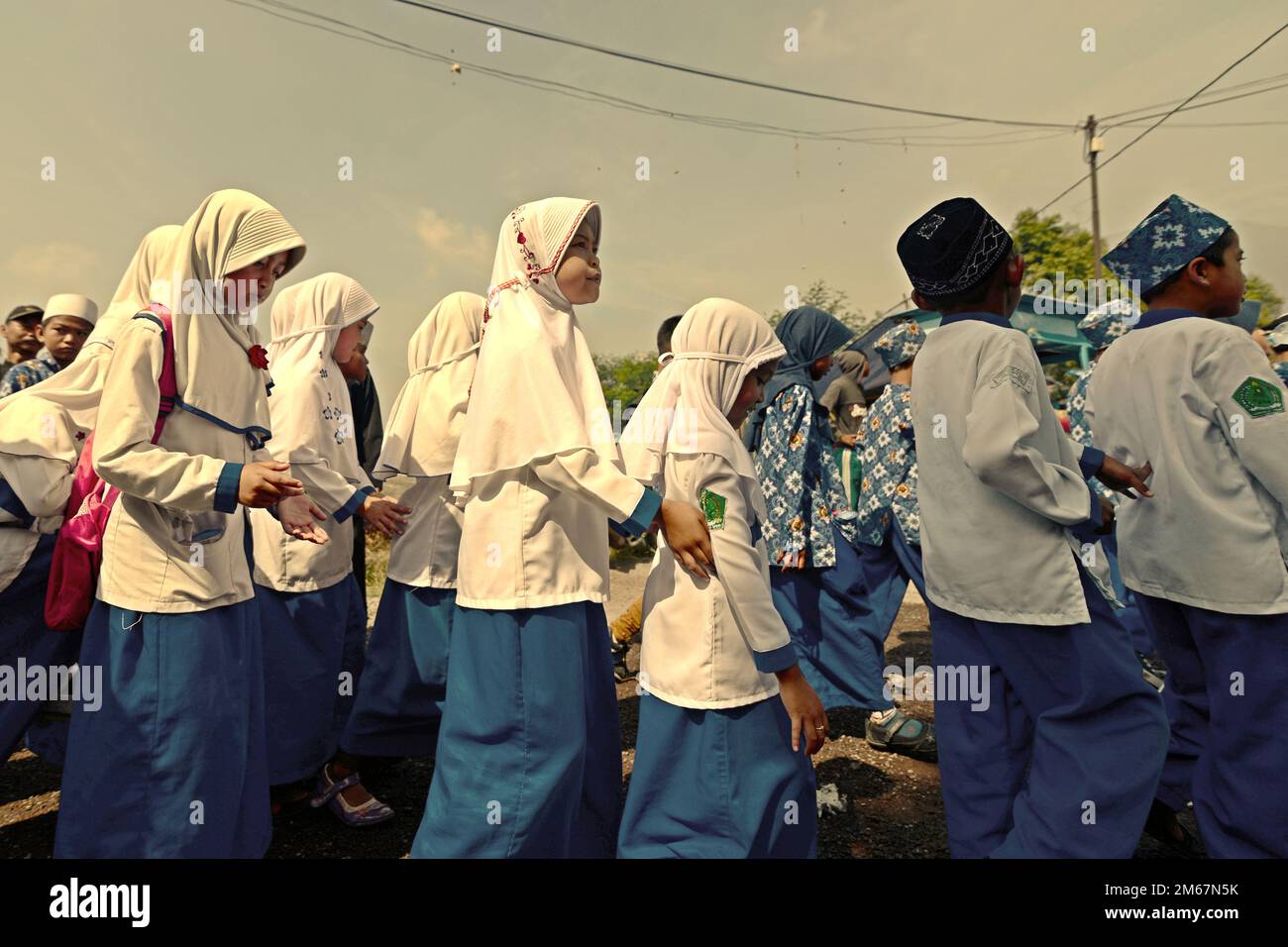 Cianjur, West Java, Indonesien. 22. August 2015. Schüler des islamischen Internats stehen Schlange, um an einer Parade während des "Festival Sarongge" teilzunehmen, einer landwirtschaftlichen Thanksgiving-Veranstaltung, die zeitgleich mit der Feier des indonesischen Unabhängigkeitstages stattfindet, der jedes Jahr am 17. August in Ciputri, Pacet, Cianjur, West Java, Indonesien. Stockfoto