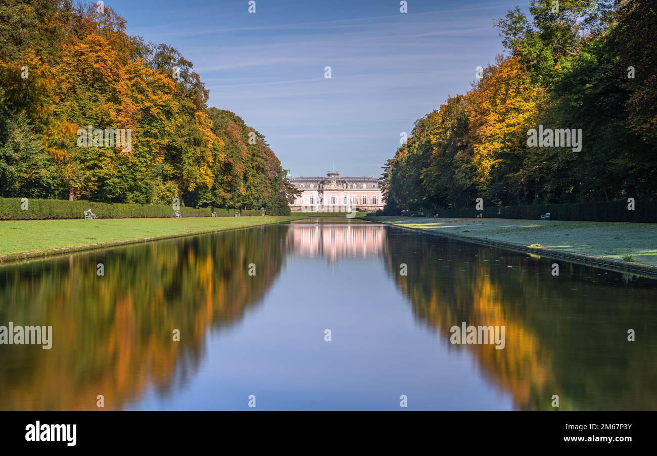 DÜSSELDORF - 19. OKTOBER 2022: Panoramabild der Burg Benrath im Herbst gegen den blauen Himmel am 19. Oktober 2022 in Düsseldorf Stockfoto