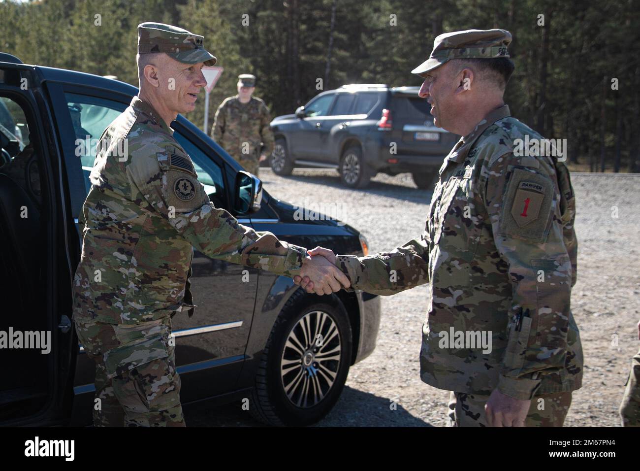 USA Oberstleutnant Paul Godson, rechts, Kommandeur des 3. Bataillons, 66. Panzerregiment, 1. Infanteriedivision, schüttelt den USA die Hand Generalleutnant da Sims, kommandierender General der 1. Infanteriedivision, in Camp Herkus, Litauen, 13. April 2022. Die 1. Infanterieabteilung ist unter anderem dem V Corps, dem in Europa stationierten US-amerikanischen Korps, zugeordnet, das mit NATO-Verbündeten und regionalen Sicherheitspartnern zusammenarbeitet, um glaubwürdige Kampfkräfte bereitzustellen, gemeinsame, bilaterale und multinationale Ausbildungsübungen durchzuführen und die Leitung und Kontrolle für Rotations- und Einsatzeinheiten in der zu übernehmen Stockfoto