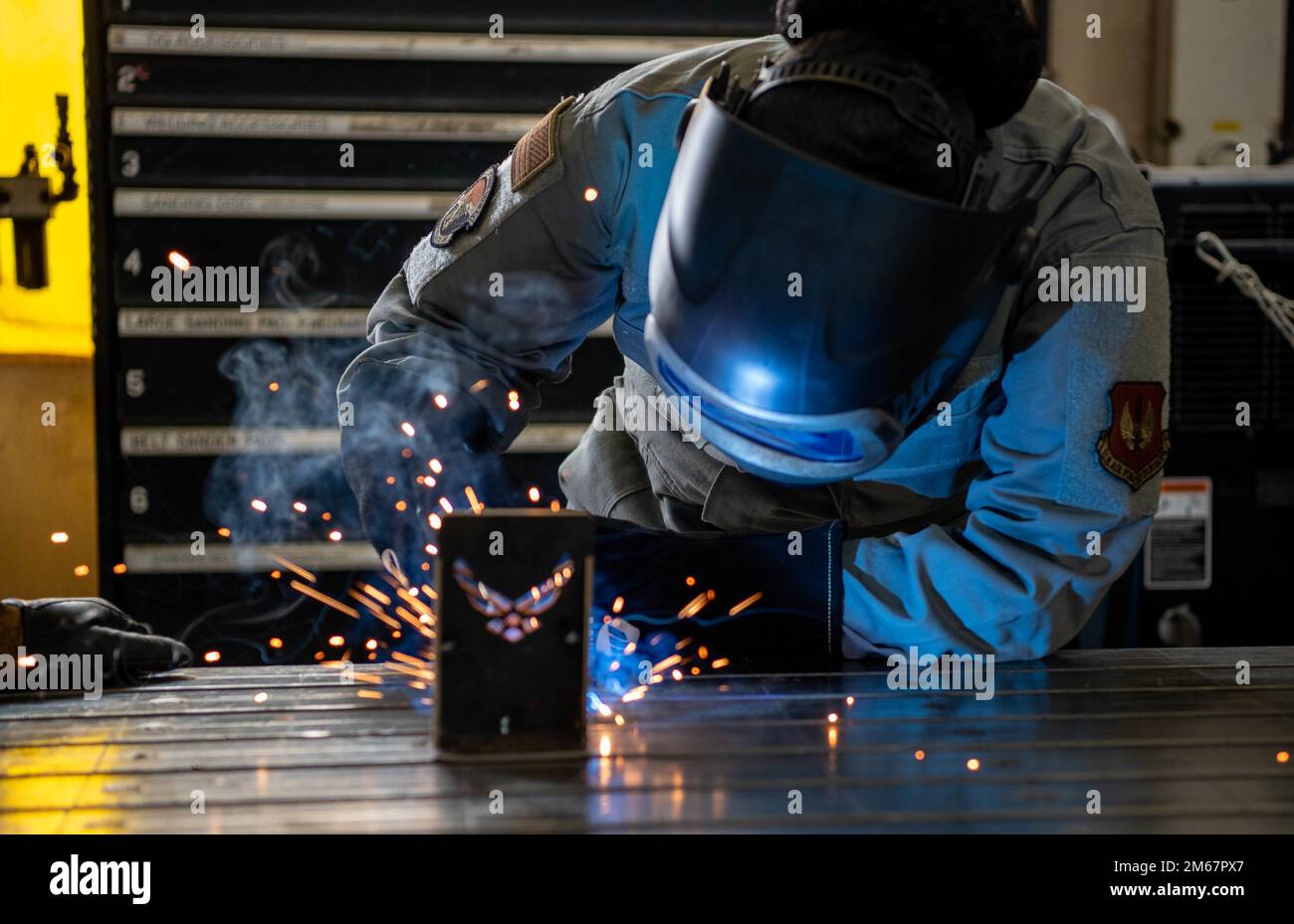 USA Air Force 86. Airlift Wing Kommandoleiter Master Sgt. Charmaine Kelley übt Schweißarbeiten während eines Besuchs der Metalltechnologie-Abteilung der 86. Instandhaltungsschwadron am Luftwaffenstützpunkt Ramstein, Deutschland, am 13. April 2022. Während des Besuchs erfuhr Kelley mehr über verschiedene Prozesse und Fähigkeiten des MTECH-Abschnitts, einschließlich eines Crash-Kurses zum Schweißen, bevor sie ihre Fertigkeiten bei der Herstellung eines Stands unter Einbeziehung aller erlernten Bereiche demonstrierte. Stockfoto