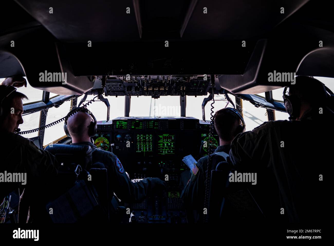 Eine Crew der Rhode Island Air National Guard führt im Rahmen des Flugzeugkurses für Fortgeschrittene Taktik Kampfmanöver in einer C-130 in Fort Huachuca, Arizona, am 14. April 2022 durch. Das Advanced Airlift Tactics Training Center veranstaltet monatlich den ATAC-Kurs für nationale und internationale Flugbesatzungen. Stockfoto
