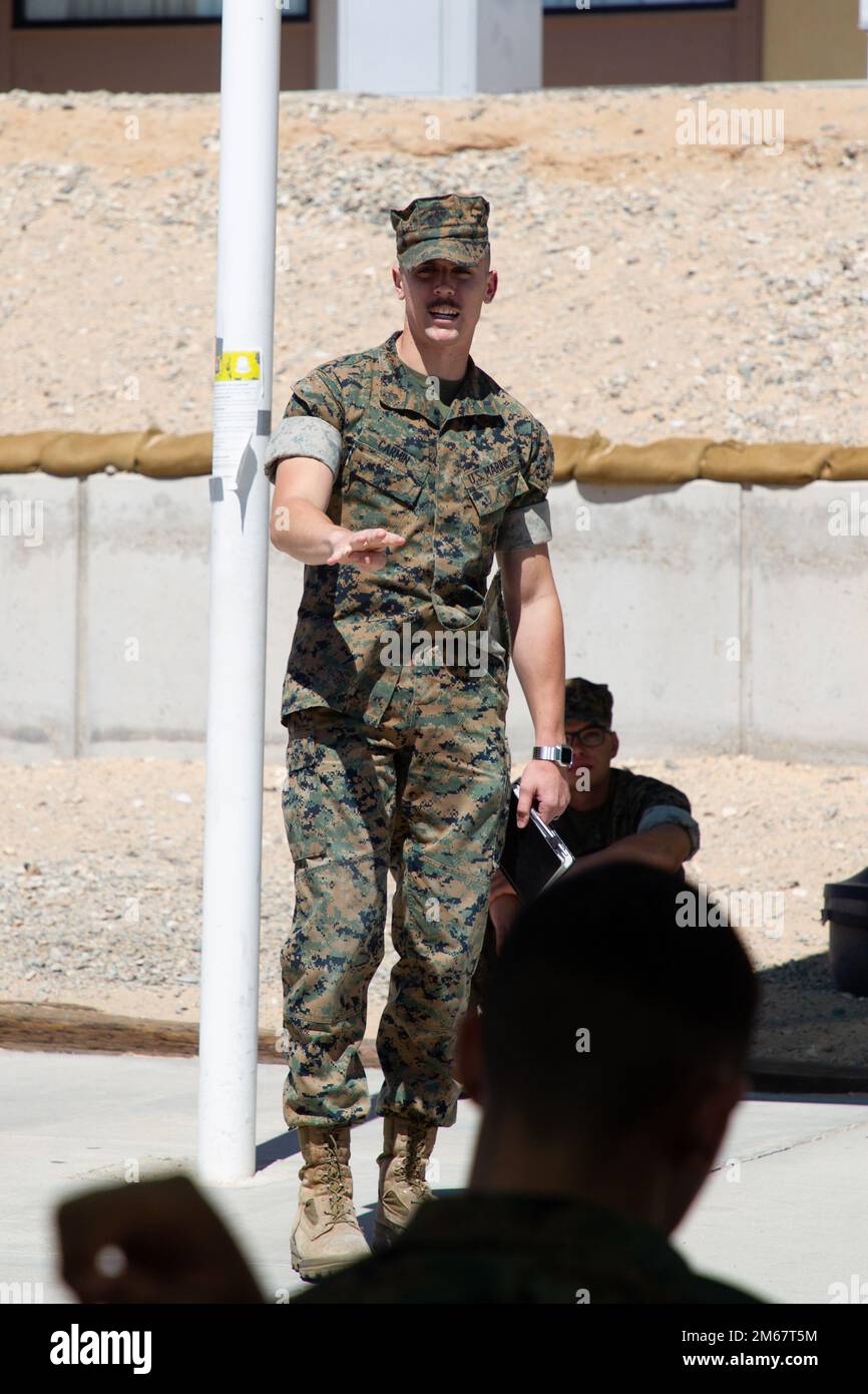 USA Marine Corps 1. LT. Jacob Carmin, Leiter der Abteilung Rechtshilfe, Legal Services Support Team Twentynine Palms (LSST-29 Palms), Hauptquartier Bataillon, Marine Air Ground Task Force Training Command, erteilt Studenten der Marine Corps Communication-Electronics School am Marine Corps Air Ground Combat Center, Twentynine Palms, Kalifornien, 13. April 2022 einen rechtlichen Auftrag. LSST-29 Palms traf sich mit den Studenten für eine wöchentliche Einweisung über die verfügbaren Rechtsberatungsdienste, um sicherzustellen, dass sie auf dem richtigen Weg zu einer erfolgreichen militärischen Karriere sind. Stockfoto