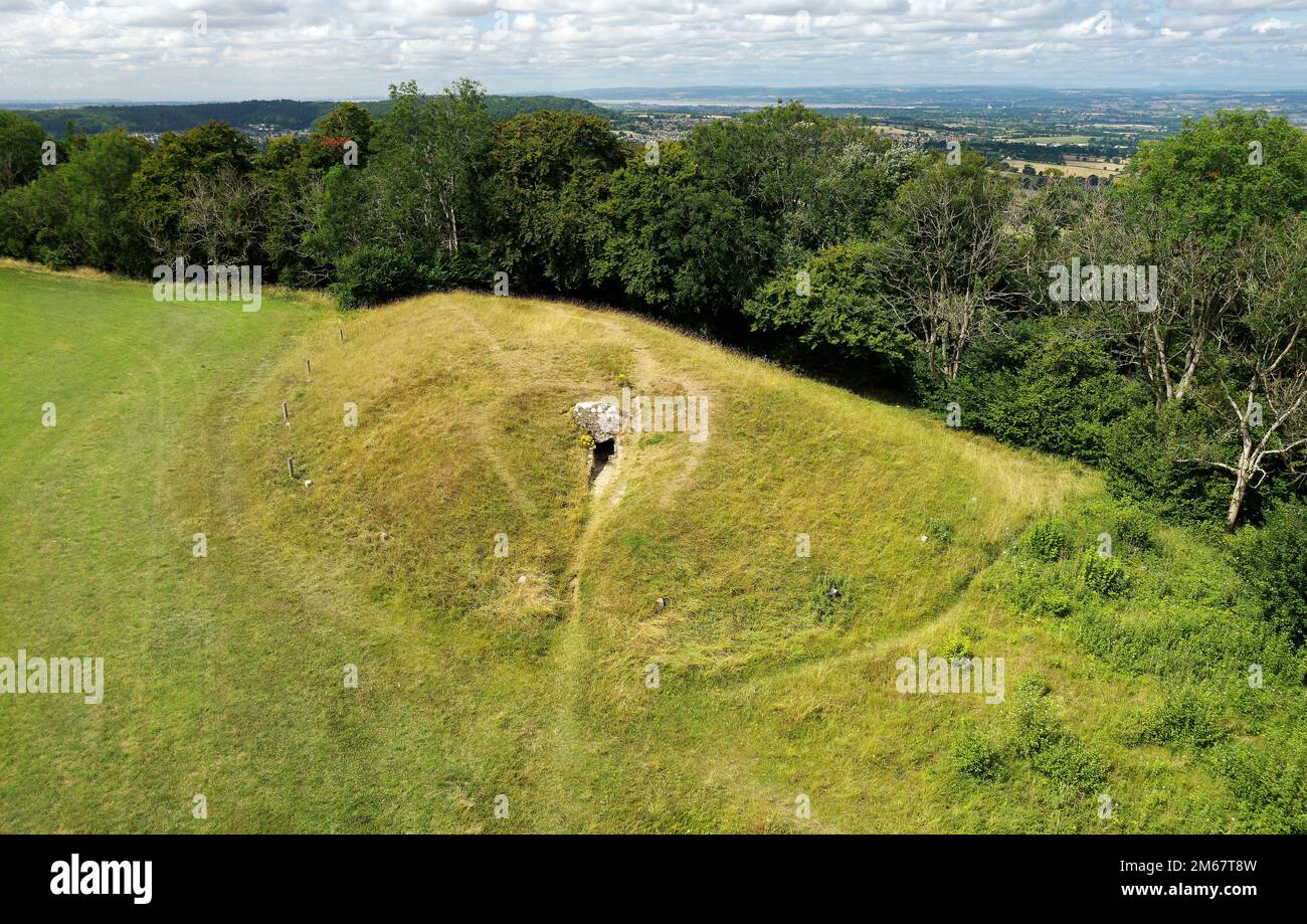 Hetty Peglers Tump alias Uley Long Barrow, 5000+ Jahre neolithische Schachtel. Gloucestershire, Großbritannien. Nach Westen mit Severn-Mündung in der Ferne Stockfoto