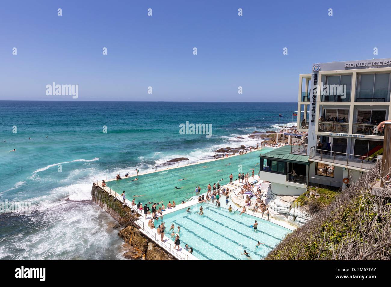 Bondi Beach Eisbergs Club und öffentlicher Außenpool am Sommertag 2023, Sydney, NSW, Australien Stockfoto