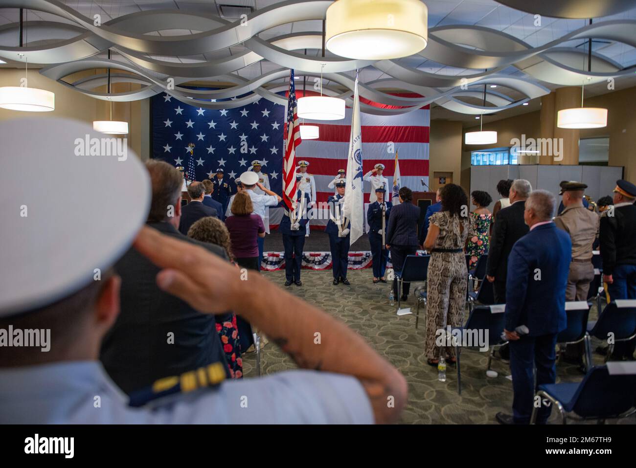 Der Farbenwächter präsentiert die Farben für die Zeremonie zum Kommandowechsel der Küstenwache in New Orleans am 14. April 2022. Stockfoto