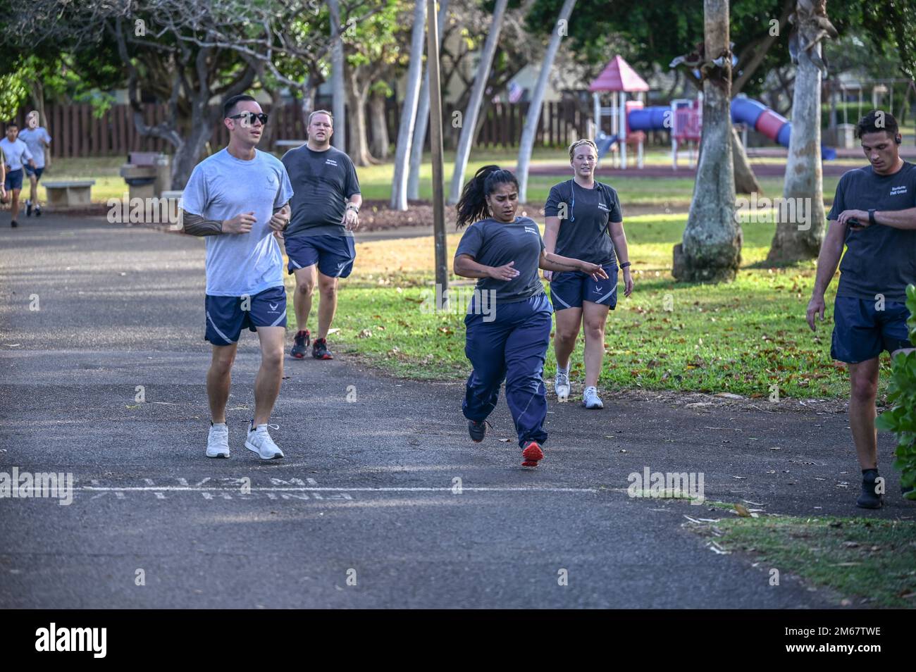 Cadre Mitglieder der Noncommissioned Officer Academy des Binnicker Professional Military Education Center beenden einen Schullauf auf der Joint Base Pearl Harbor-Hickam, Hawaii, 14. April 2022. Ziel des NCOA-Programms ist es, das bestmögliche akademische Programm zu bieten, indem relevante und lösungsorientierte Führungseigenschaften zur Verbesserung militärischer Organisationen eingeführt werden. Stockfoto