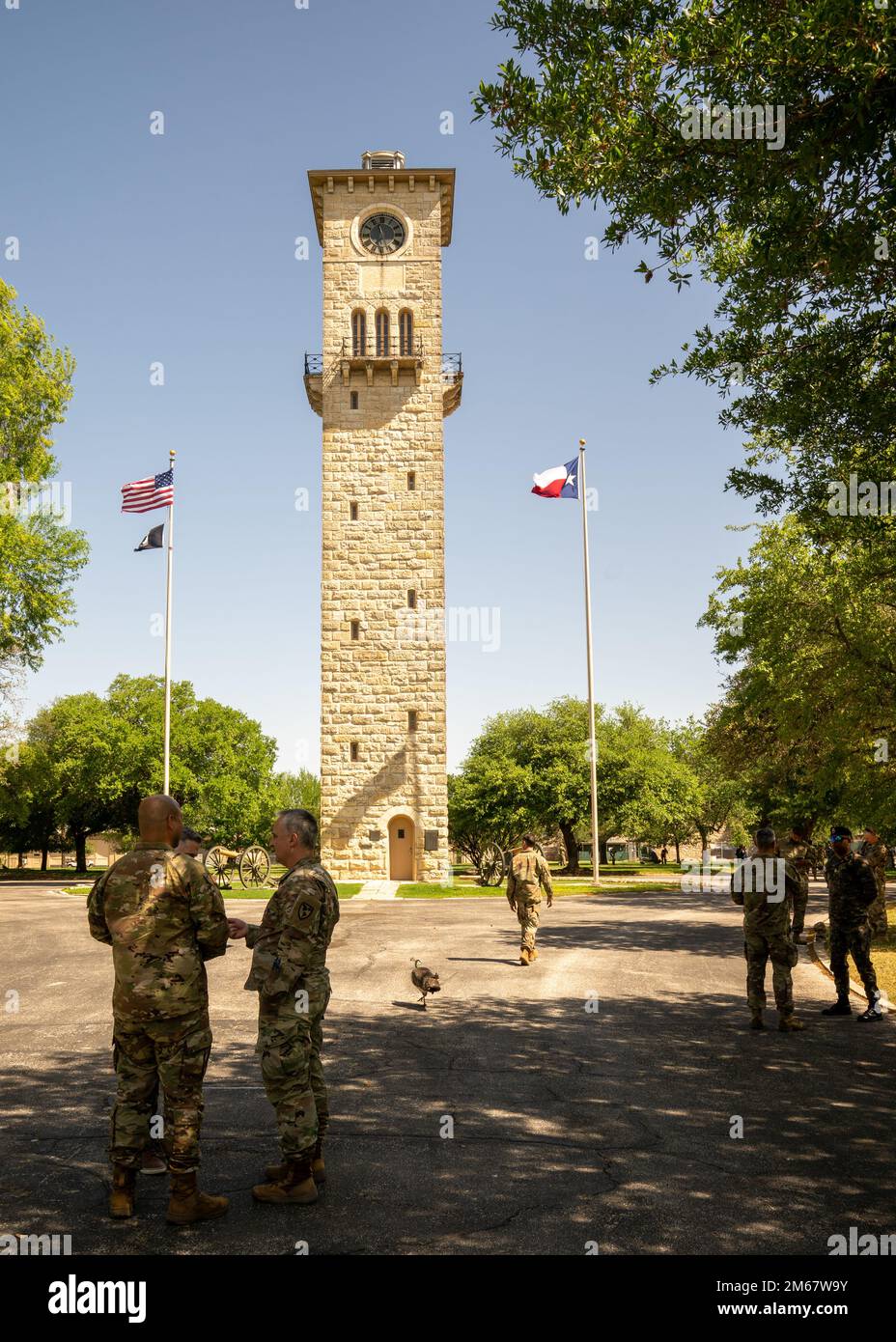 Studenten, die das Western Hemisphere Institute for Security Cooperation (WHINSEC) besuchen, erkunden den historischen Quadrangle bei einem Besuch in den USA Army North, Joint Base San Antonio-Fort Sam Houston, Texas, 14. April 2022. Die Mission von WHINSEC besteht darin, ethische Führungspersönlichkeiten auszubilden, auszubilden und zu entwickeln, um die demokratischen Partnerschaften in der westlichen Hemisphäre und den Studenten, die in die USA reisen, zu stärken Army North gab ihnen die Gelegenheit, etwas über die USA zu erfahren Army North's Heimatschutzmission und Fort Sam Houston. Stockfoto