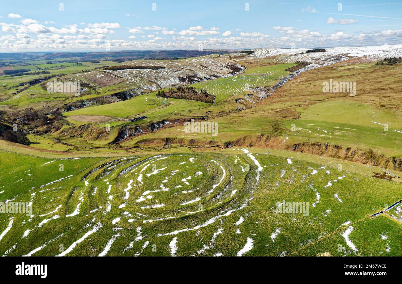 Castle Hill Camp, ein prähistorisches Bergfort aus der Eisenzeit in der Nähe von Alnham auf der Südseite der Cheviot Hills, Northumberland. Sieht aus wie S. W.. Stockfoto