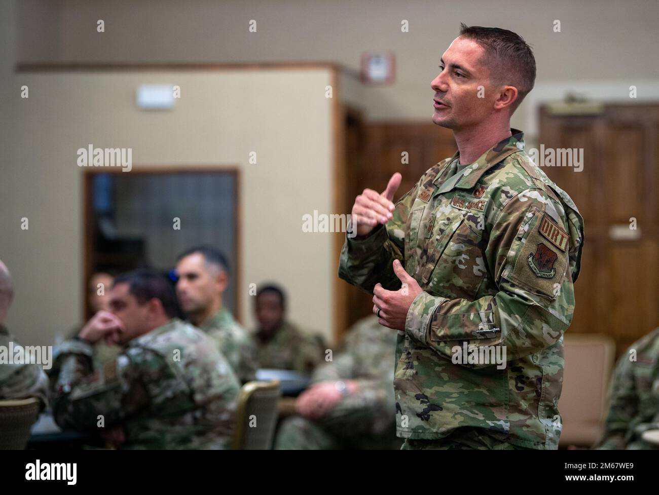 USA Air Force Master Sgt. Cody Smith, das 23. Civil Engineer Squadron NCO-in verantwortlich für Asphalt und Bauten, stellt während eines dreitägigen Flugführungskurses am Luftwaffenstützpunkt Moody, Georgia, am 14. April 2022 eine Frage. Ziel des Kurses ist es, die Entwicklung zu unterstützen und Führungskräfte vorzubereiten, die mit der Leitung eines Fluges betraut sind. Stockfoto