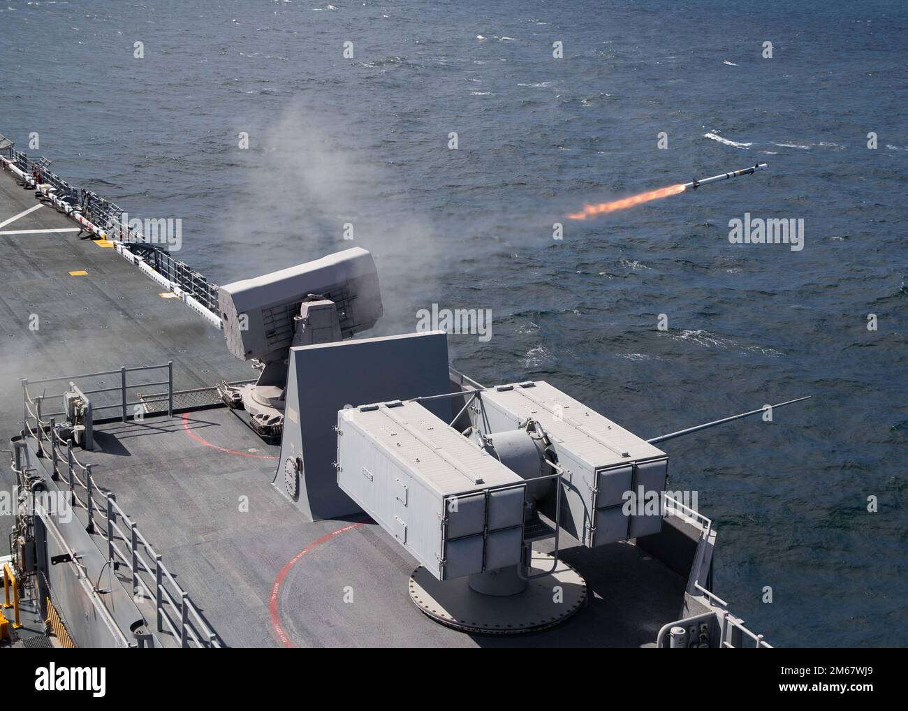 220414-N-TT639-1036 PAZIFIK (14. April 2022) – Amphibienschiff USS Tripoli (LHA 7) feuert während einer Feuerübung am 14. April 2022 eine RIM-116 Rolling Airframe Missile (RAM) aus der vorderen Abschussvorrichtung des Schiffes ab. Tripoli führt gerade Routineeinsätze in der US-3.-Flotte durch. Stockfoto