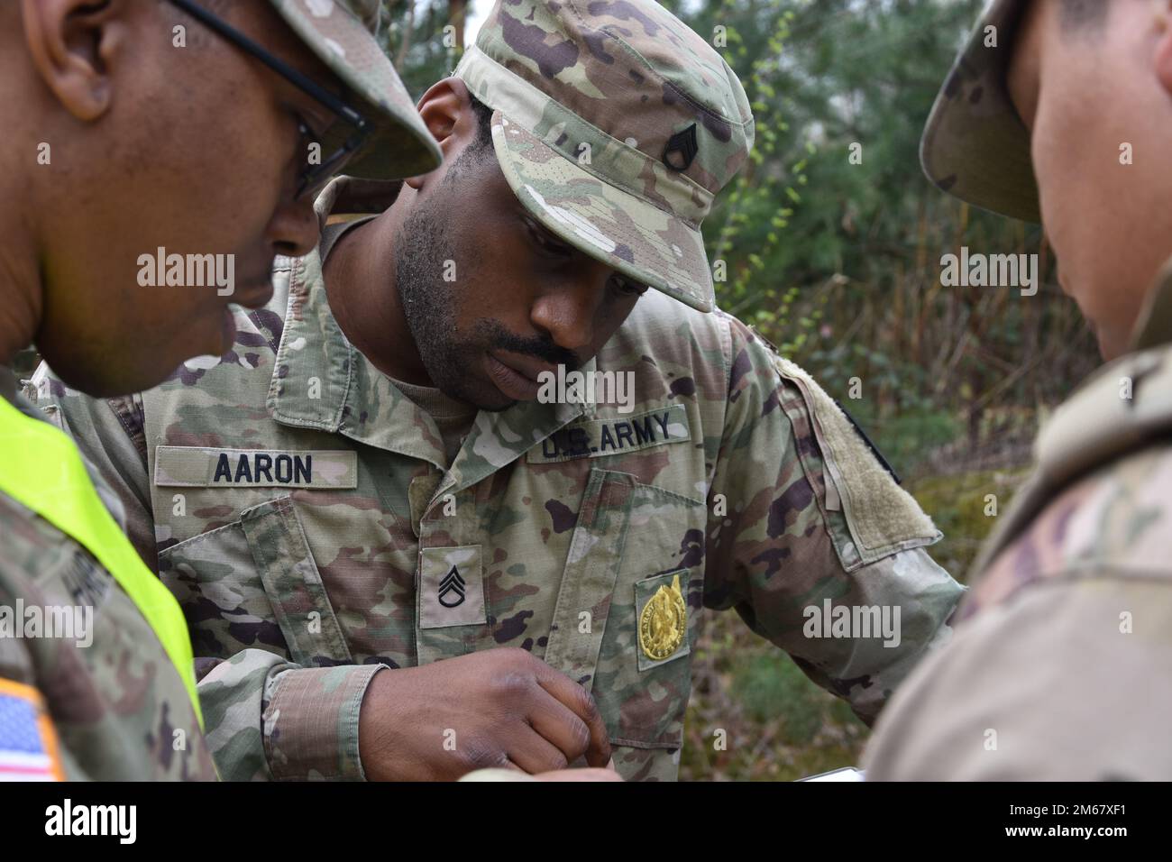 Staff Sgt. Marcus Aaron (Zentrum), aus Baltimore, Maryland, Staff Sgt. Terrell Harper (links), Fayetteville, North Carolina, und Sgt. Andres Pasqual, Morganton, North Carolina, zeichnen Punkte auf einer Karte während der USA Ausbildung der NATO-Brigade Landnavigation im Breitenwald-Trainingsgebiet in Landstuhl. Stockfoto