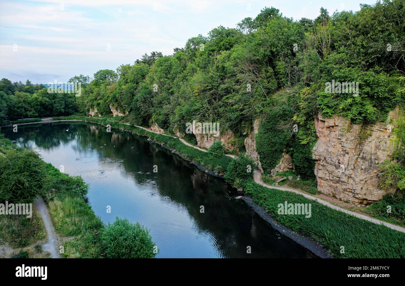 Creswell Crags prähistorische Stätte. Höhlen auf beiden Seiten Kalksteinschlucht besetzt 43.000 Jahre von der letzten Eiszeit bis vor 10.000 Jahren. Blick auf E entlang der S-Klippen Stockfoto