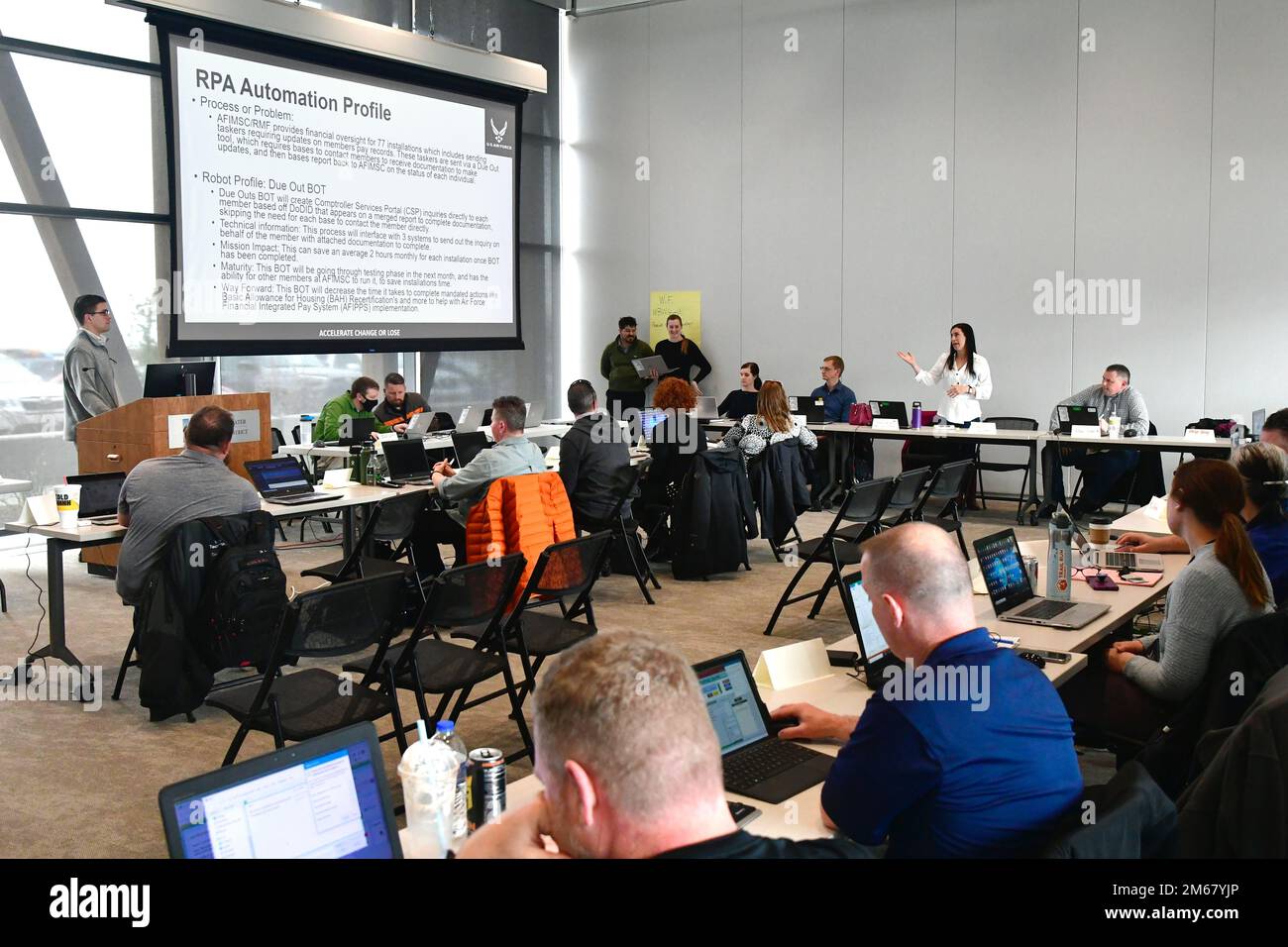 Teilnehmer an einem Seminar zur RPA Roadshow am 14. April 2022 im Weber Basin Water Conservation District. Die von UiPath produzierte Software soll die Workflow-Effizienz durch die Automatisierung sich wiederholender Aufgaben erhöhen. Stockfoto