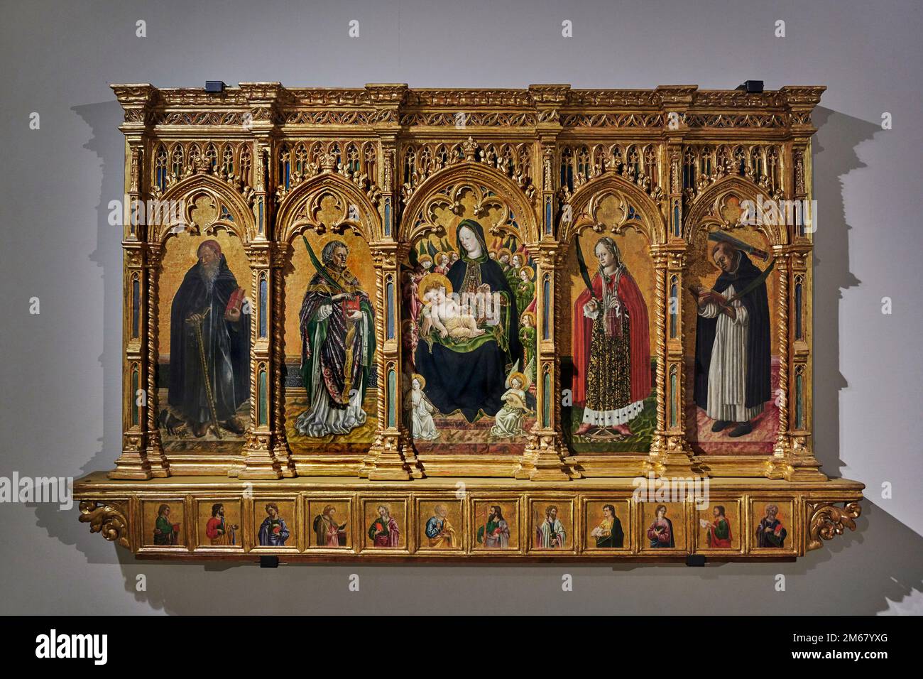 Madonna col Bambino e angeli con S. Antonio Abate, S. Nicomede, S. Caterina d’ Alessandria e S. Pietro Martire, nella predella i dodici apostoli, Poli Stockfoto