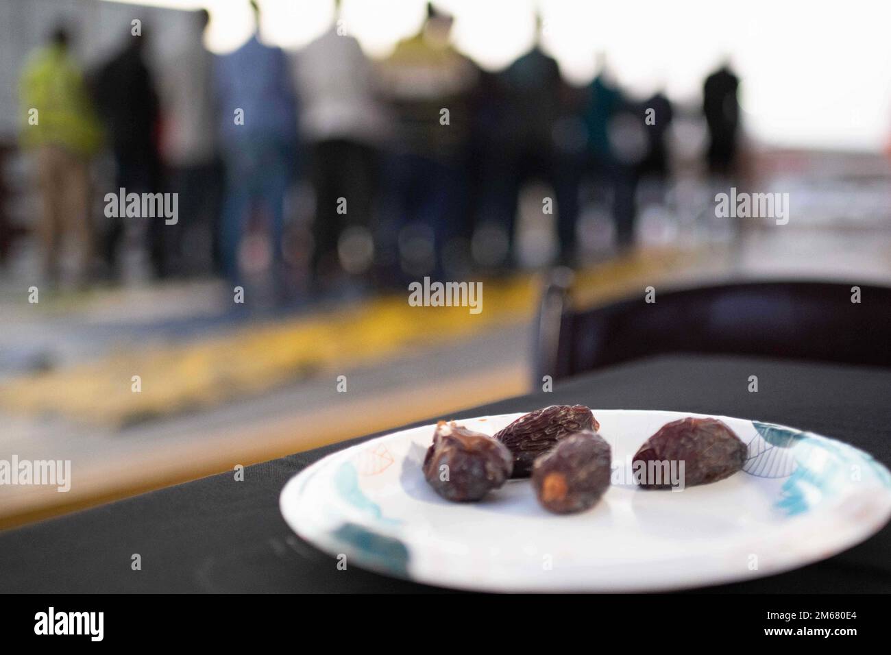 CAMP LEMONNIER, Dschibuti (14. April 2022) muslimische zivile Auftragnehmer beantworten den Aufruf zum Gebet bei einem iftar-Dinner im Camp Lemonnier, Dschibuti während des Ramadan, gesponsert von der Lagerkriminalität, der Vereinigung der leitenden Petty Officers und den Freiwilligen der Friends of Africa. Stockfoto