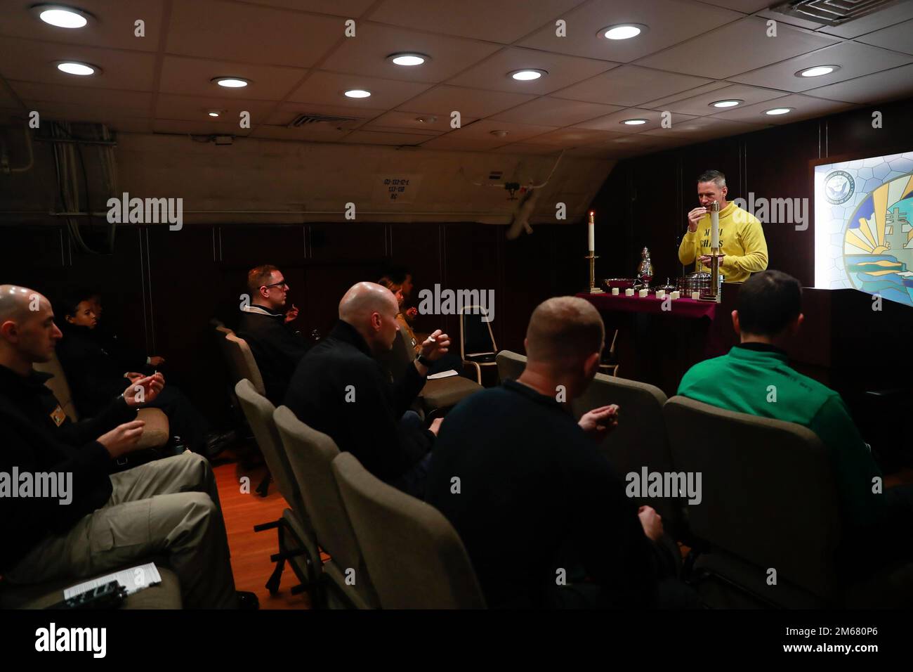 SEA OF JAPAN (14. April 2022) Leutnant Cmdr. Jason Dipinto aus New Haven, Conn., bietet während eines protestantischen Gottesdienstes am Maundy Thursday in der Kapelle an Bord des Flugzeugträgers USS Abraham Lincoln (CVN 72) der Nimitz-Klasse die Kommunion an. Die Abraham Lincoln Strike Group befindet sich in einem geplanten Einsatz im US-7.-Flottenbereich, um die Interoperabilität durch Allianzen und Partnerschaften zu verbessern und gleichzeitig als einsatzbereite Truppe zur Unterstützung einer freien und offenen Region Indo-Pacific zu fungieren. Stockfoto