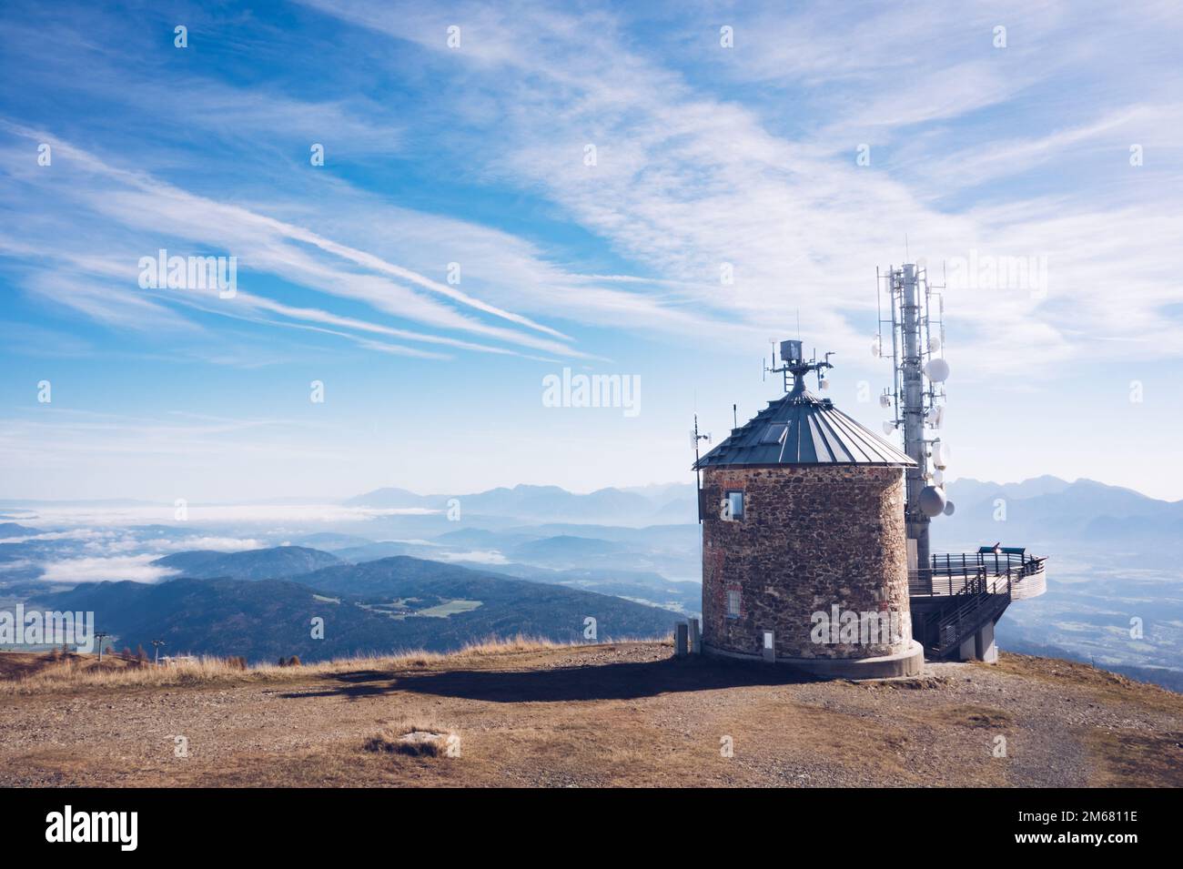 Auf dem Gipfel des Gerlitzen-Berges in Kärnten, Österreich. Das berühmte Observatorium im englischen Turm ist aus Stein. Stockfoto