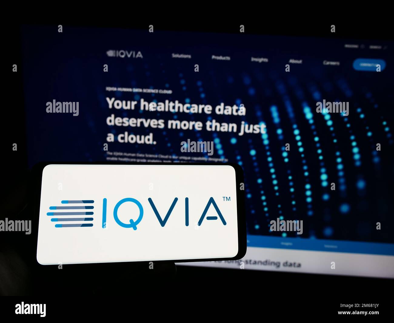 Person, die ein Smartphone mit dem Logo des US-amerikanischen Gesundheitstechnologieunternehmens IQVIA Holdings Inc. Auf dem Bildschirm vor der Website hält. Konzentrieren Sie sich auf das Display des Telefons. Stockfoto