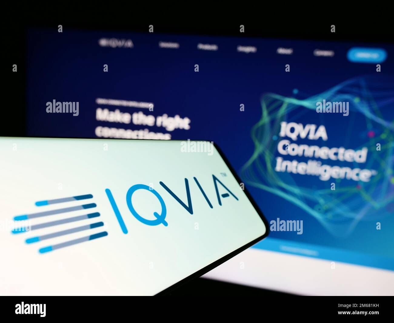 Smartphone mit Logo des US-amerikanischen Gesundheitstechnologieunternehmens IQVIA Holdings Inc. Auf dem Bildschirm vor der Website. Fokus auf die Mitte rechts des Telefondisplays. Stockfoto